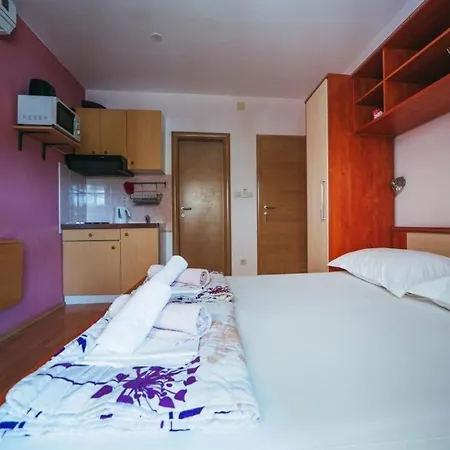 아파트 In Mit Gemeinschaftlichem Pool Und Terrasse - B55608 *