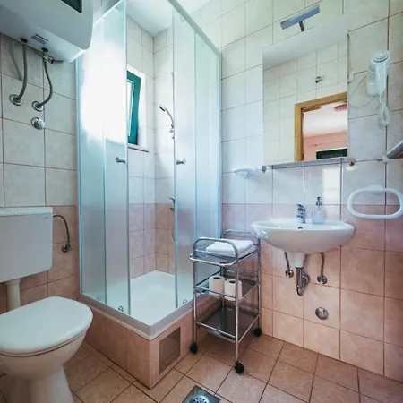 아파트 In Mit Gemeinschaftlichem Pool Und Terrasse - B55608