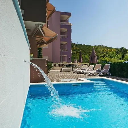 아파트 In Mit Gemeinschaftlichem Pool Und Terrasse - B55608